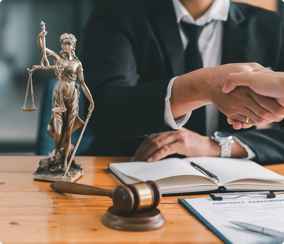 Firma legal revisando un caso de lesión de columna