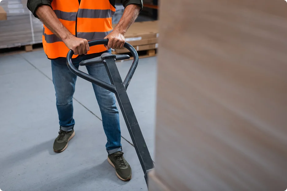 Trabajador realizando movimientos repetitivos que afectan el hombro