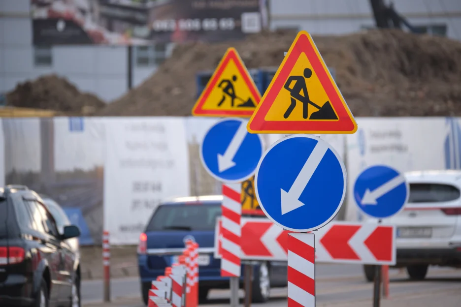 Señal de seguridad tapada o dañada en un accidente de trabajo