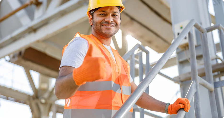 Trabajador indocumentado conociendo sus derechos de compensación laboral
