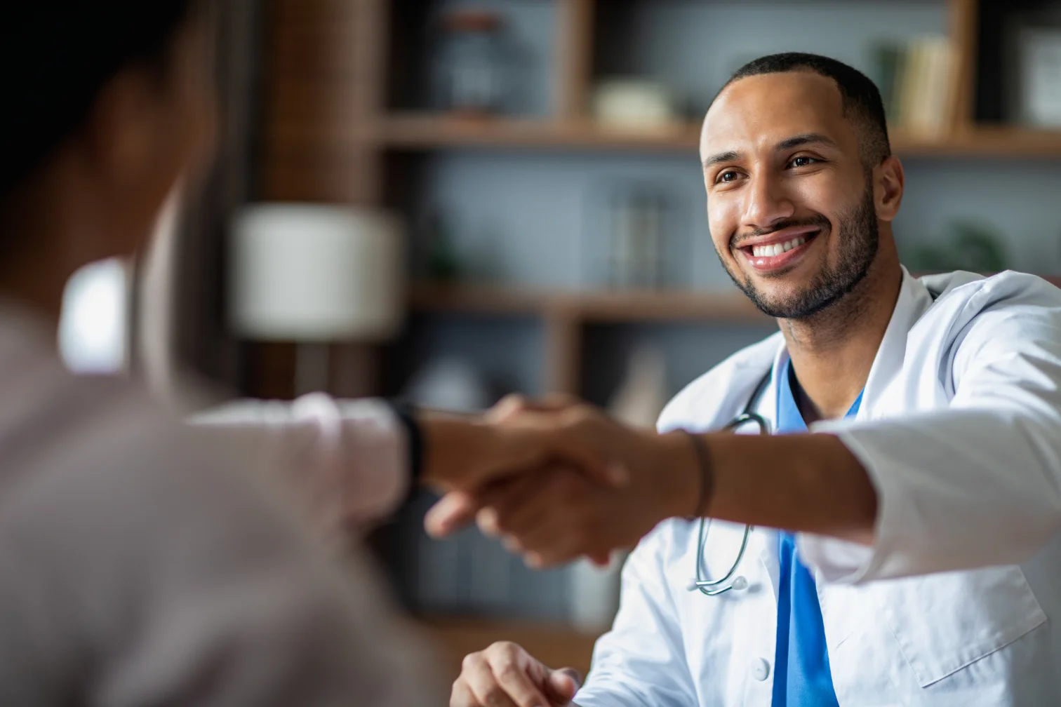 ¿Cómo comunicarse con el doctor si usted no habla inglés tras un accidente laboral en NY?