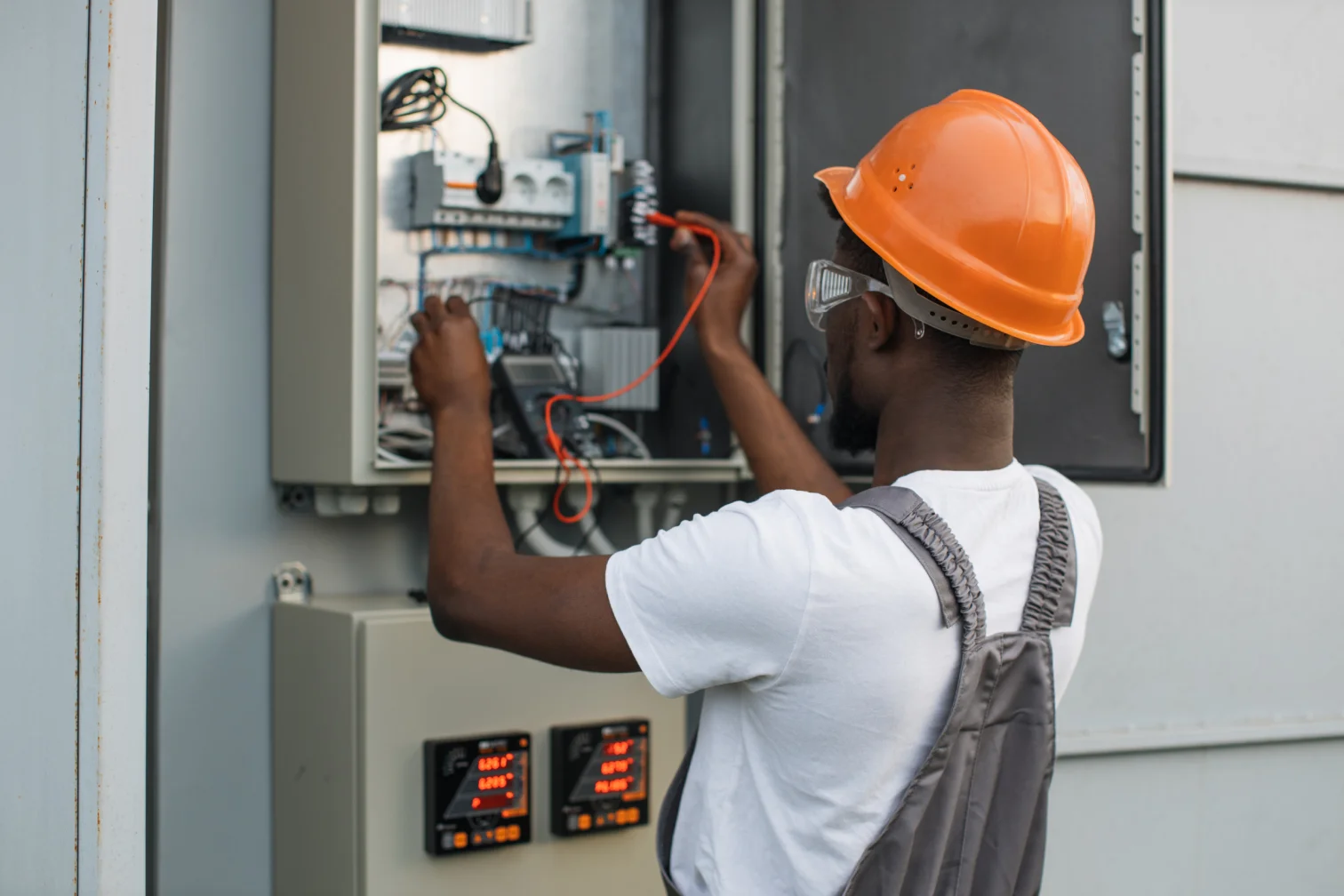 Descarga eléctrica en el trabajo: qué hacer en los primeros minutos