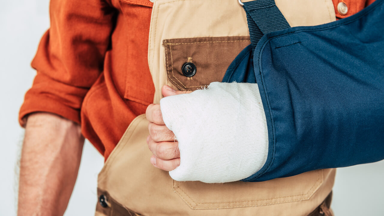 Fractura de brazo por accidente de trabajo en NY: derechos y compensación
