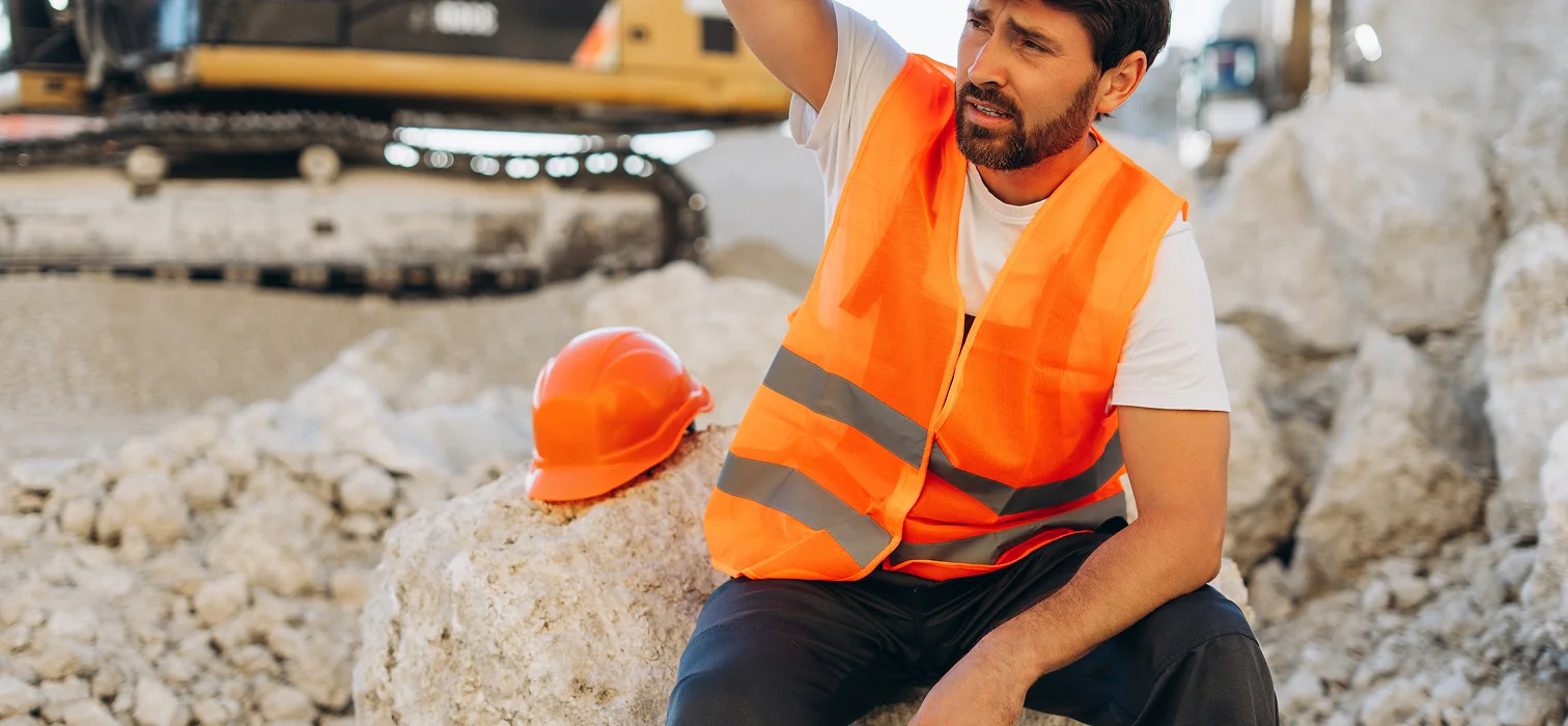 Trabajador lesionado por un accidente laboral que sufrió lesiones de costillas