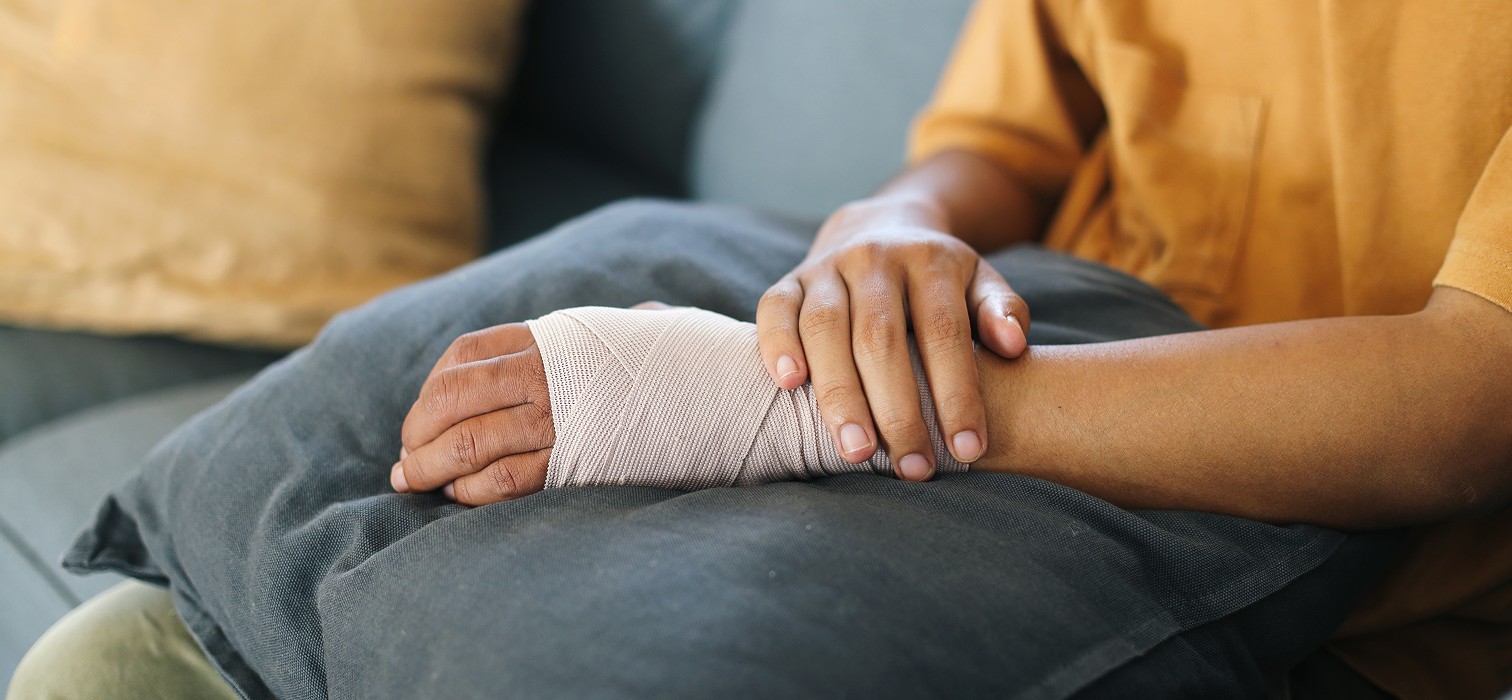 Trabajador con tendones de la mano inflamados por un accidente laboral